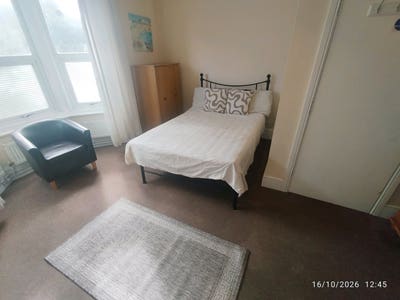 Large Bright Room Close to Town/Hospital Main Photo