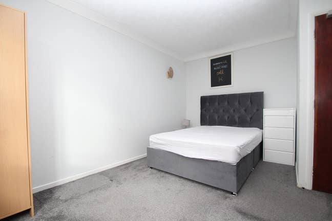 Large Double Room Main Photo
