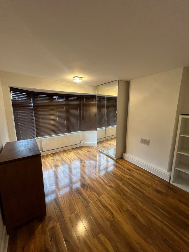 🔥🔥🔥 4 Bed Flat Ilford, Next 2 Station 🔥🔥🔥 Main Photo