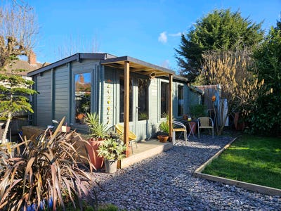 Detached en-suite garden studio with shared house Main Photo