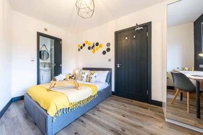 Double room with ensuite. ALL NEW!!!! Main Photo