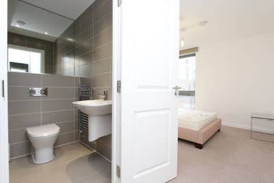 Modern Flat - Ensuite room - E14 Main Photo