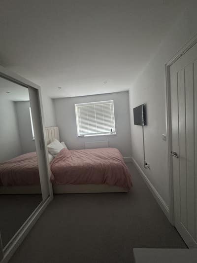 Double room available in Greenbridge Main Photo