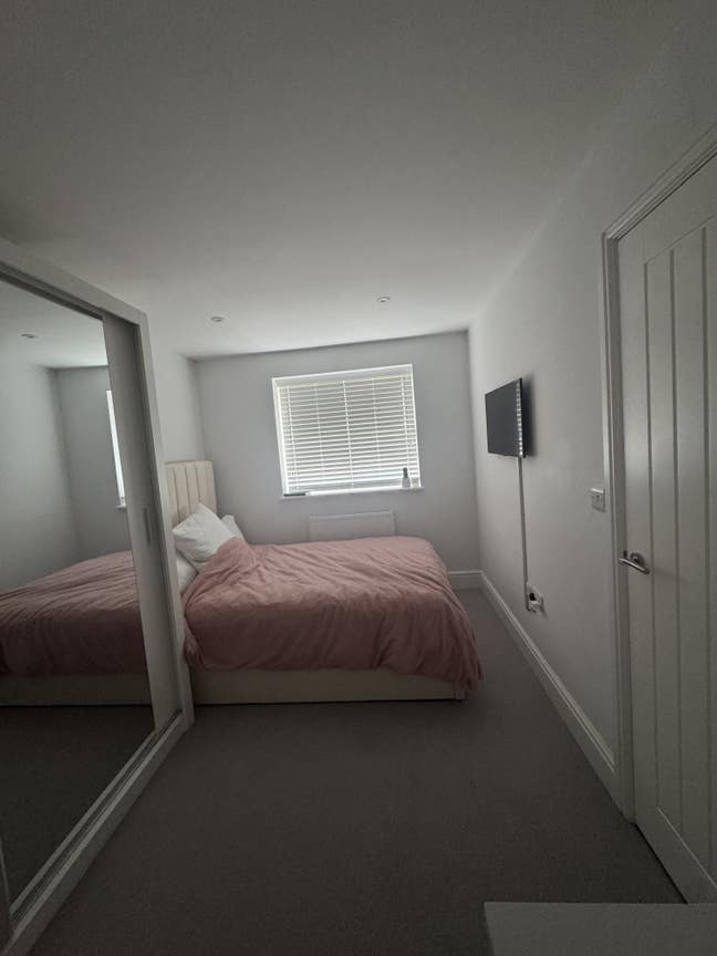 Double room available in Greenbridge Main Photo