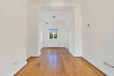 Beautifully Presented 2 Bed Flat 5-Mins to Tube Main Photo