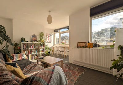 Large Double in a sunny friendly South London flat Main Photo