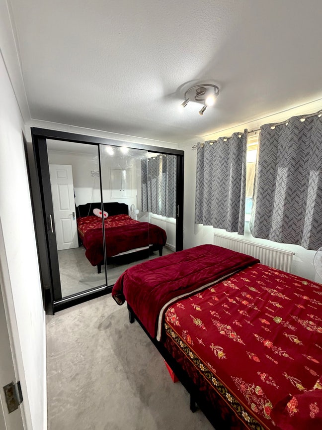 Spacious double room for rent Main Photo