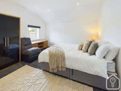 Spacious 5-Bedroom House to let Main Photo