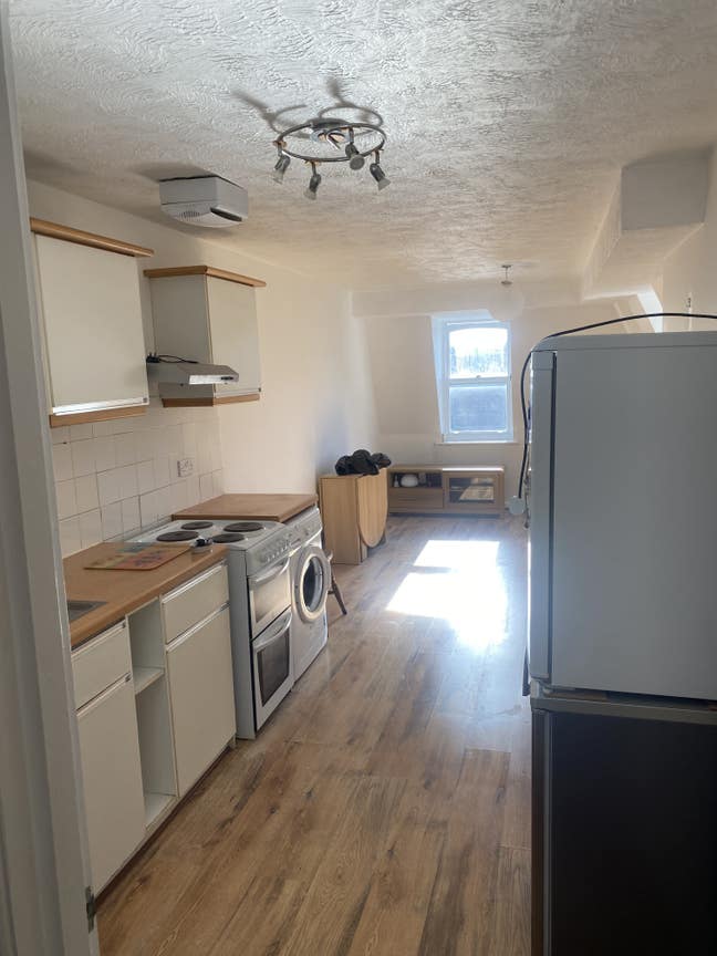 1 bed flat overlooking church close river and stat Main Photo
