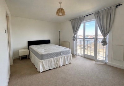 King Ensuite with O2-View Balcony, E14 Main Photo