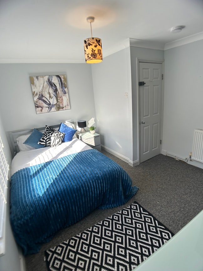 Lovely Double Room close to Hospital / Town centre Main Photo
