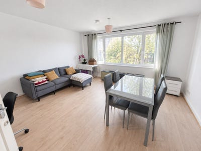 2 Bedroom walking distance Waterloo Main Photo