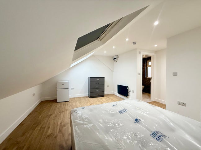 Double - Ensuite Room - &pound;900 - All Bills - UB1 Main Photo