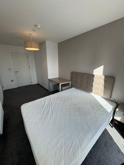 Double Room with Private Bathroom – Short-Term Let Main Photo