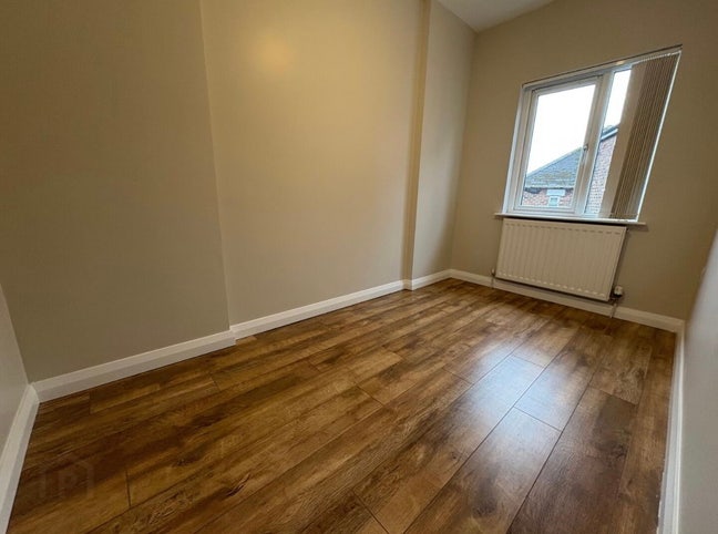 Newly Refurbished house - room to rent  Main Photo