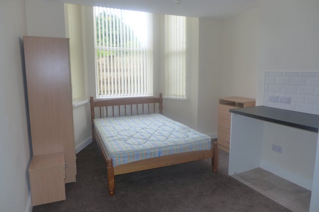 Large double room, en suite & kitchenette Main Photo