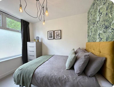 Modern En-Suite Double Room with TV - BILLS INC Main Photo