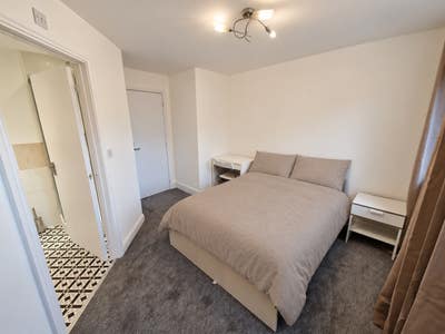 Furnished En-Suite Room - UB7 Main Photo