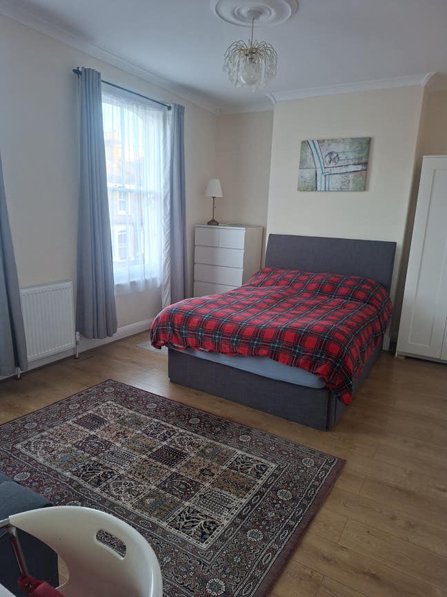 Spacious double bedroom to let in Peckham Main Photo