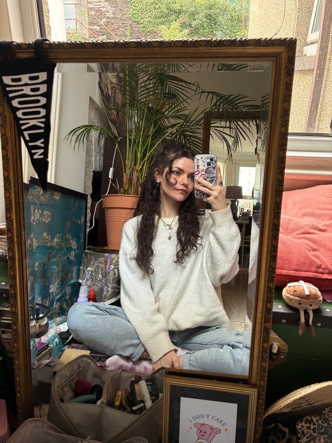 31 y/o & her cat hoping to find new flat/mate! Main Photo