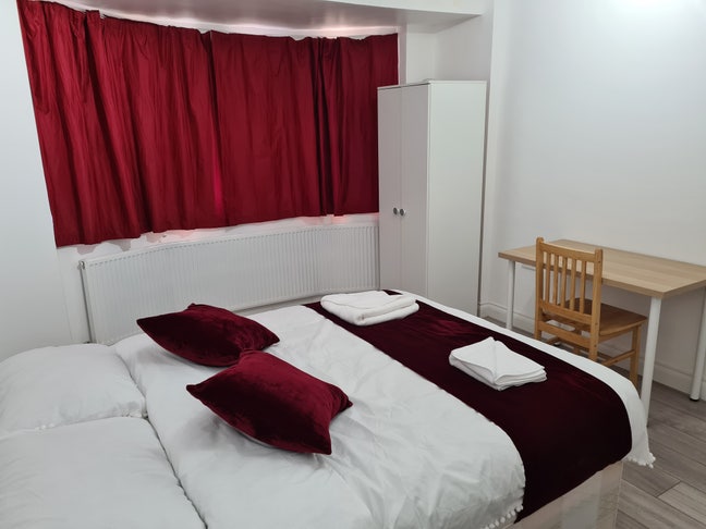 Double Room and Single Room to Rent in N9  Main Photo