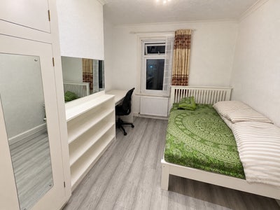 Furnished Room in Spacious House with Garden Main Photo