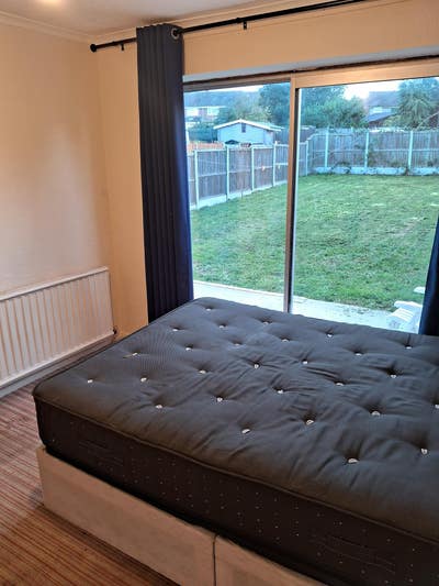 A Large Bright Room in a Lovely House Main Photo