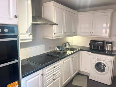 Bright & Spacious 2-Bedroom Flat in Wimbledon Main Photo