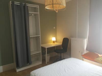 One LARGE Double Bedroom avail  FROM 13 December. Main Photo