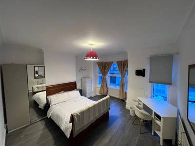 Fully Furnished Double room- Excellent Transport  Main Photo