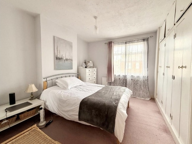 Lovely Double Room in Friendly Professional House Main Photo