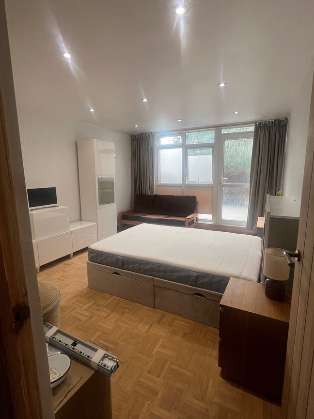 Large double room w/private entrance and patio Main Photo