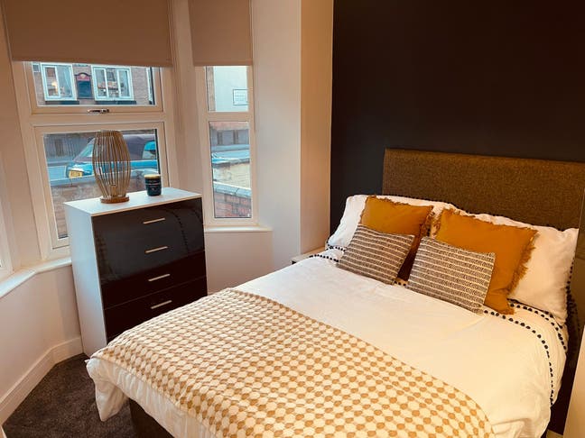 En-suite room Available - Contact Now to View Main Photo