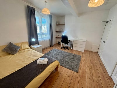 SUPERIOR Double Room near Uni -Bills Included Main Photo