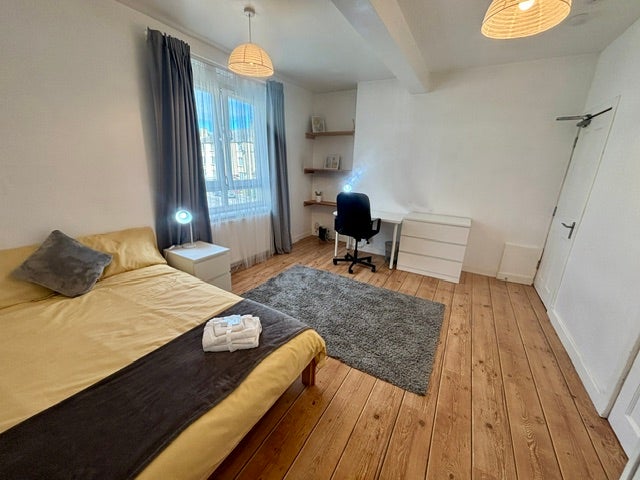SUPERIOR Double Room near Uni -Bills Included Main Photo