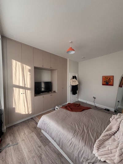 Large Bright Double Room Main Photo