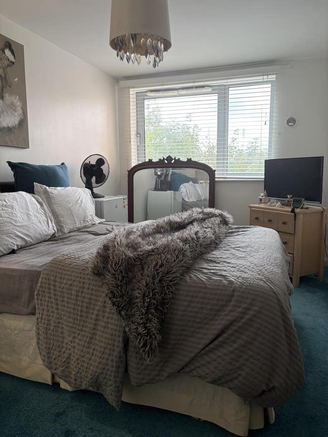 Spacious double bed room free WIFI Main Photo