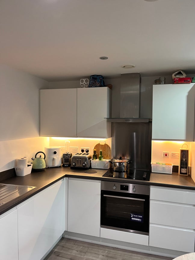 Ensuite in a girl apartment with balcony Main Photo