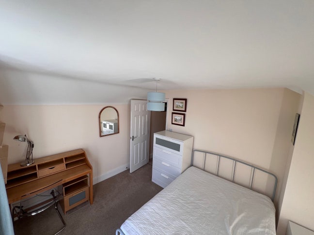 Top floor with shower room near train station Main Photo