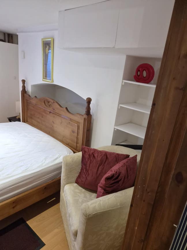 Private Apartment for One Professional Person Only Main Photo