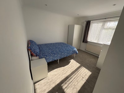 1 En Suite & 1 Double room Near town. Main Photo