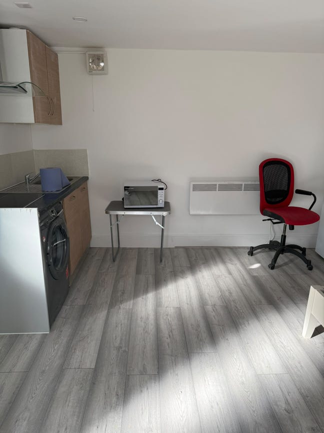 Self-contained studio for a Professional Main Photo