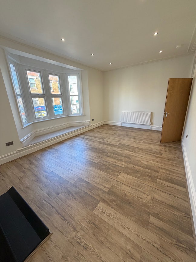 Stunning 2 Bedroom Flat Manor house &pound;2200 Main Photo