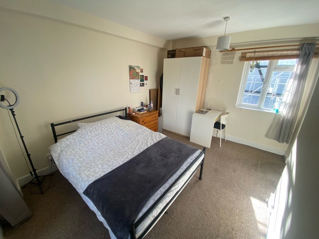 Spacious master bedroom available in Chiswick  Main Photo