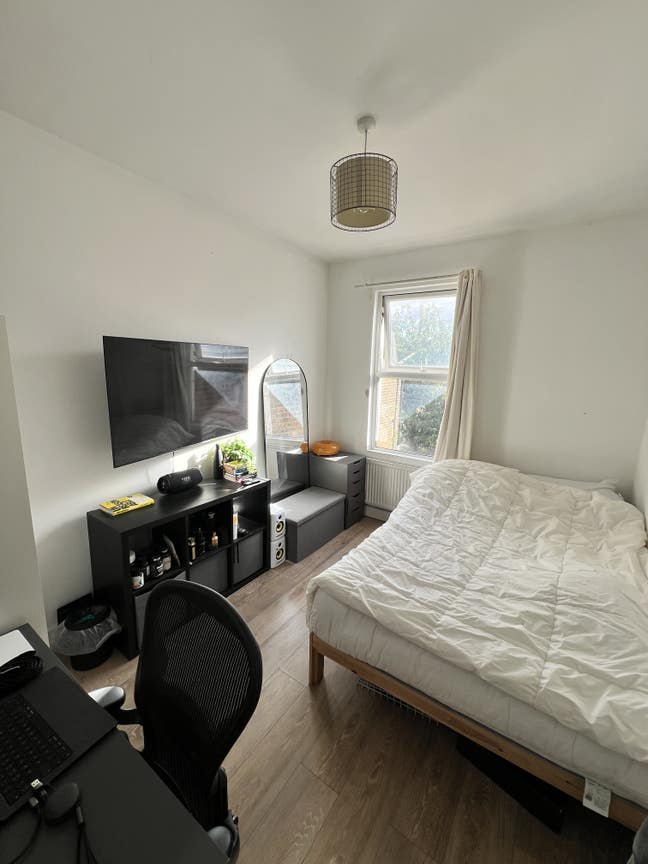 Bright Double Room - Plaistow Station 3bed 2bath Main Photo