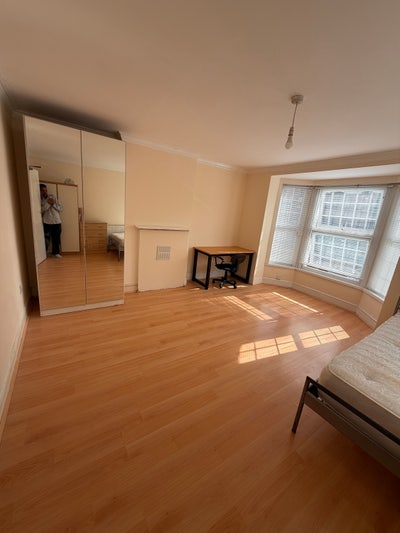 Very large Double room near Stockley  Park   Main Photo