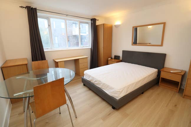 🏙️ City Living for Couples | Prime Aldgate Main Photo