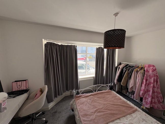 Large double room in spacious 3 bed flat  Main Photo
