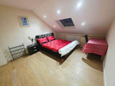 Spacious Loft  Room| TW14 8PA | All Bills Inc Main Photo