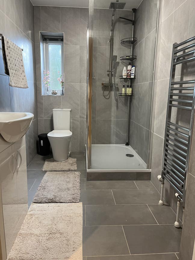 Double Bed Room in Professional Family Home Main Photo